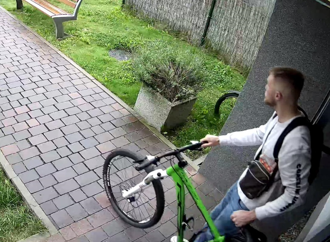 Usiłował włamać się do mieszkania. Rozpoznajesz go?