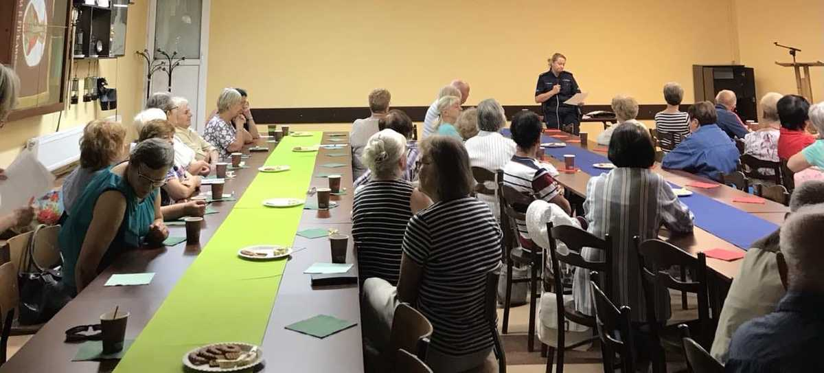 Policjanci na rzecz seniorów. Dzielnicowi spotkali się z mieszkańcami os. Tysiąclecia