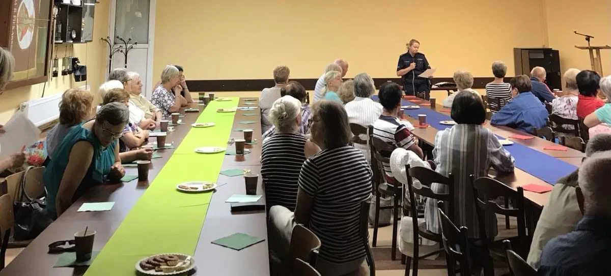 Policjanci na rzecz seniorów. Dzielnicowi spotkali się z mieszkańcami os. Tysiąclecia