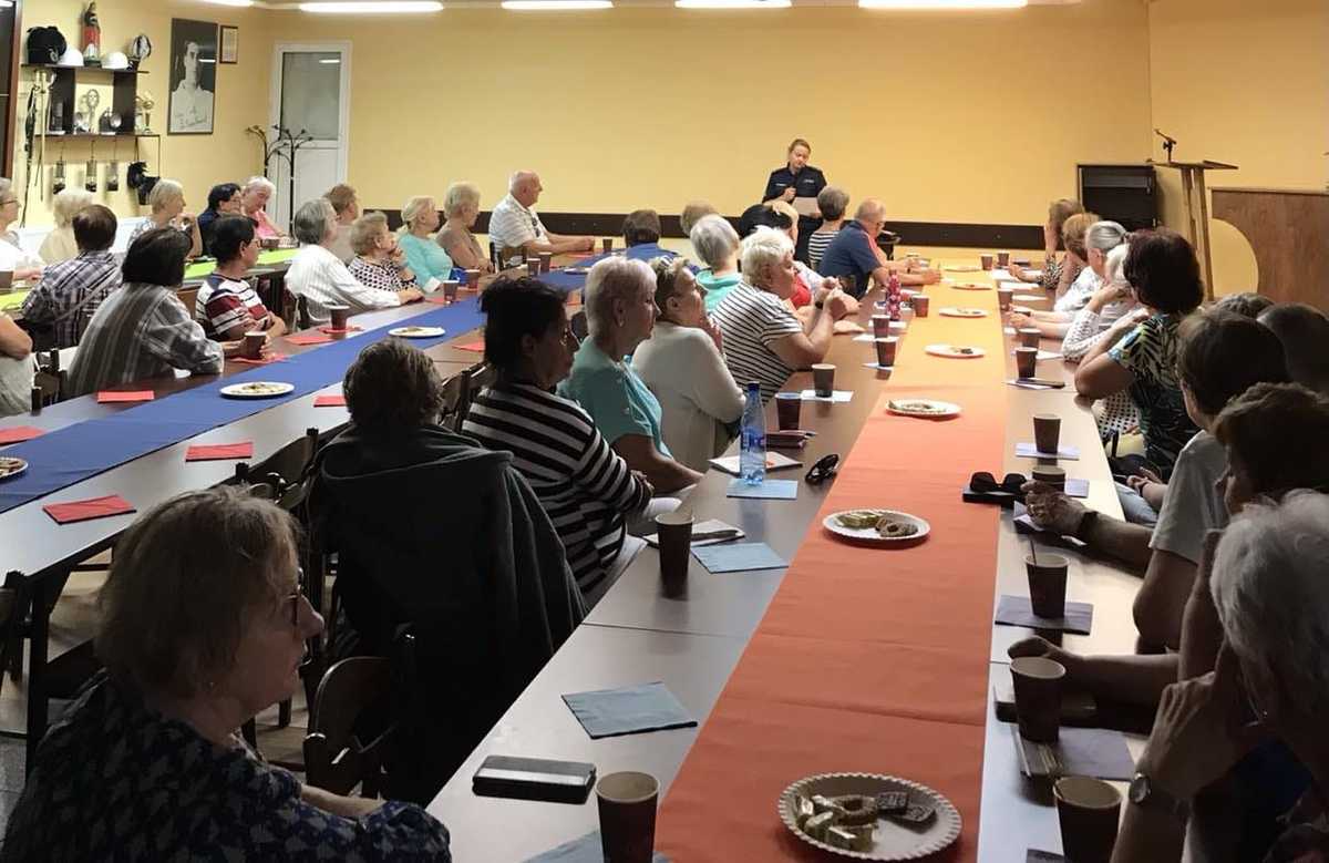 Policjanci na rzecz seniorów. Dzielnicowi spotkali się z mieszkańcami os. Tysiąclecia
