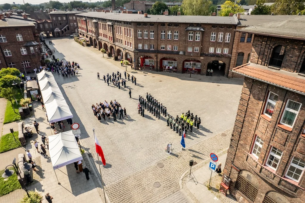 Obchody śląskiego Dnia KAS na Nikiszowcu. Medale, awanse, defilada i pokazy