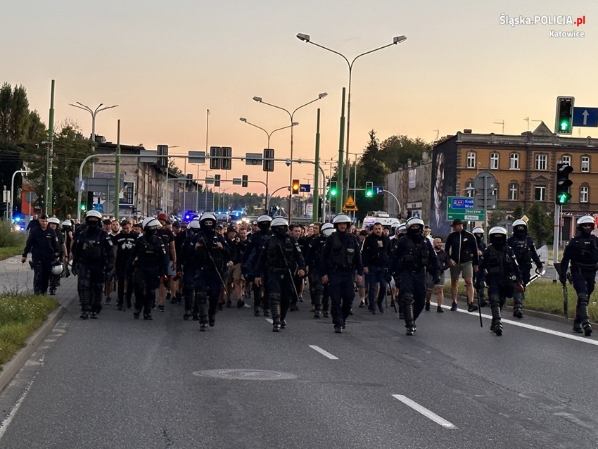 Policjanci zabezpieczali mecz pomiędzy drużynami GKS-u Katowice i Zagłębia Sosnowiec