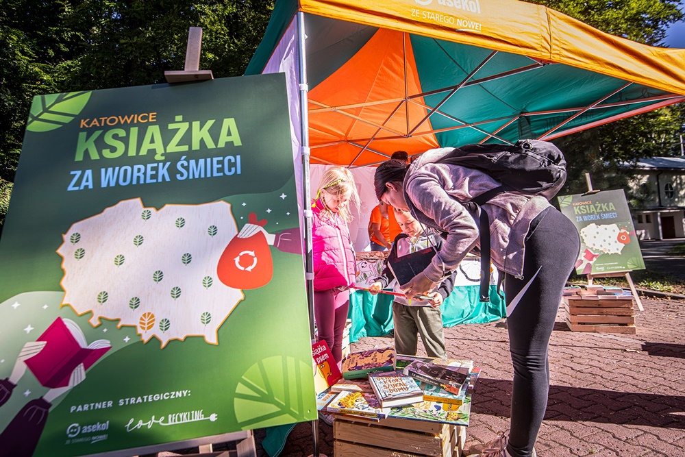 Udana akcja "Książka za worek śmieci" w Katowicach. Znaleziono m.in. smartwatcha i... kota