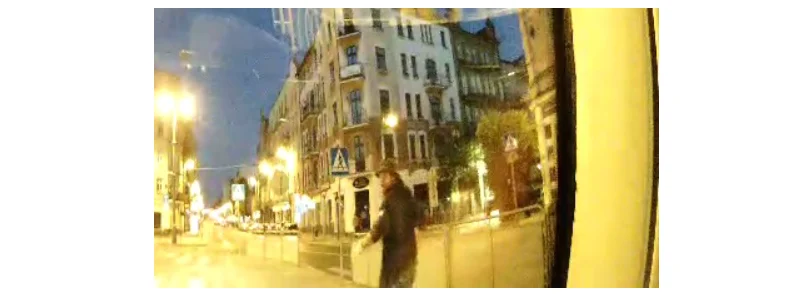 Rozbił szybę w katowickim tramwaju. Rozpoznajesz tego mężczyznę?