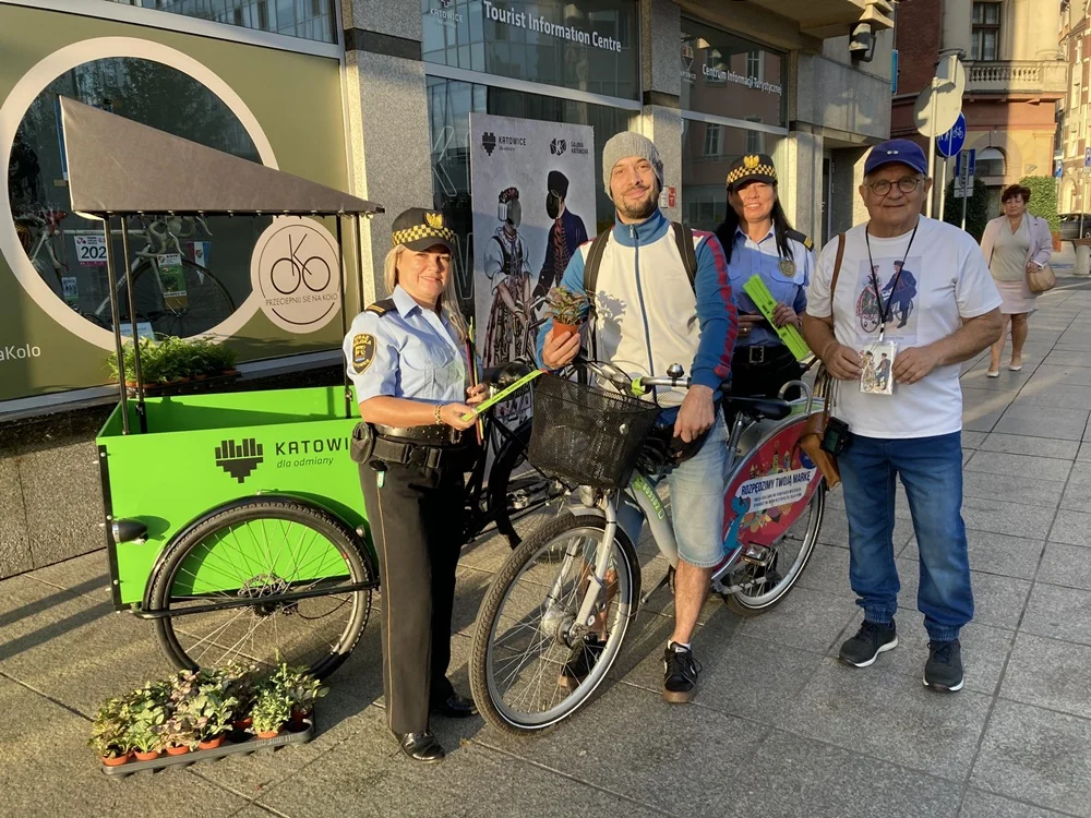 Katowice: Rowerzyści świętują Dzień bez Samochodu z roślinami w rękach