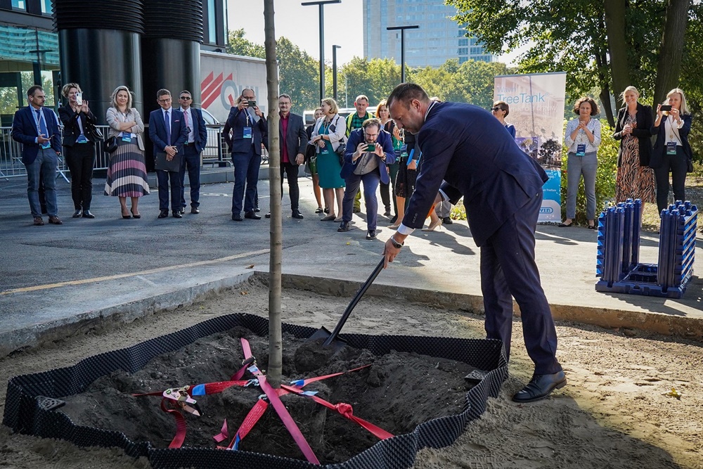 Symboliczne posadzenie drzewa podczas Stormwater Poland 2023 w Katowicach