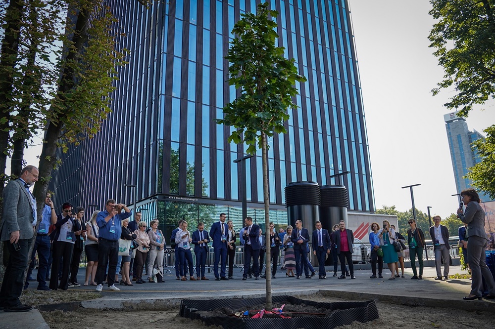 Symboliczne posadzenie drzewa podczas Stormwater Poland 2023 w Katowicach