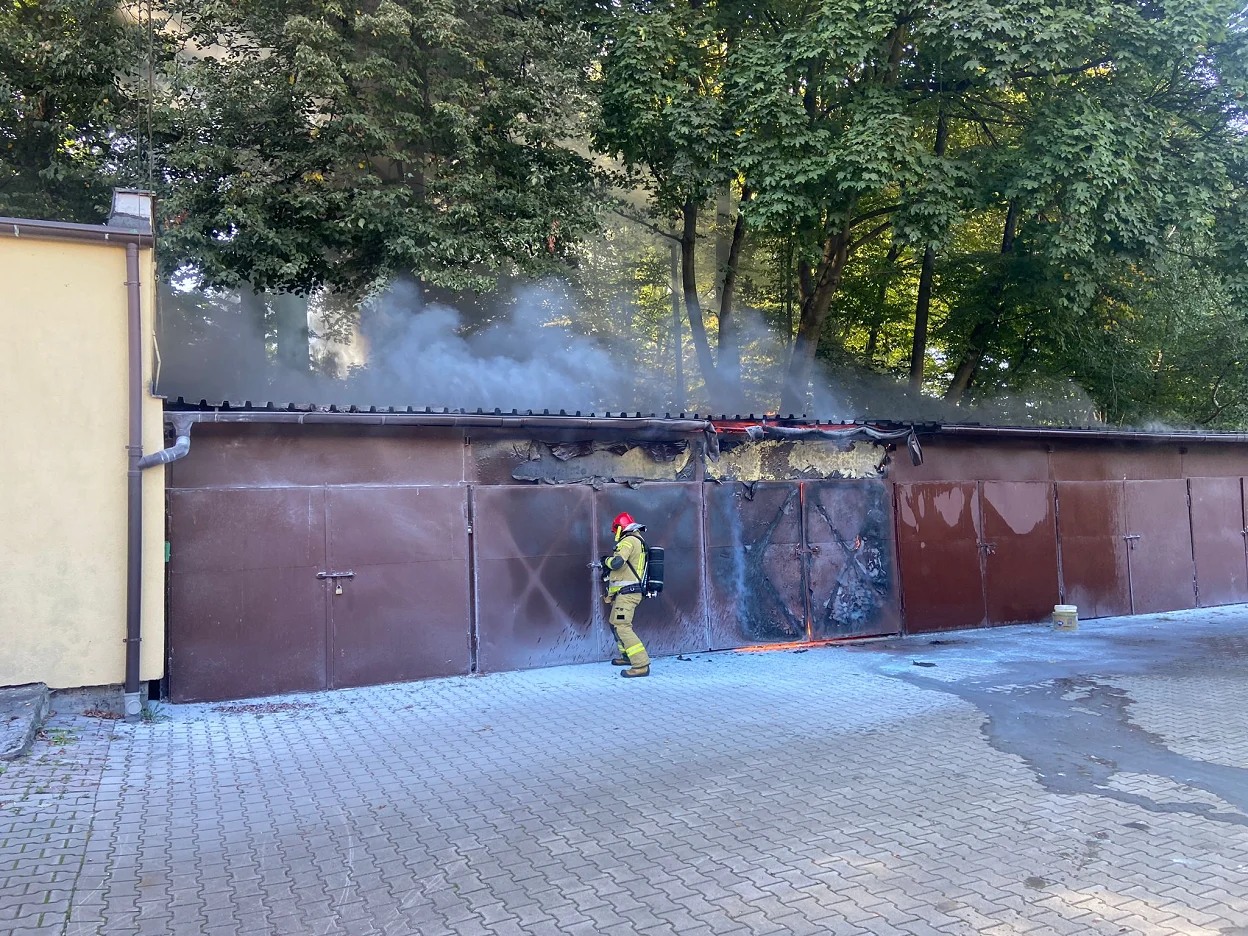 Pożar pomieszczeń magazynowych przy ul. Wojciecha. Interweniowało 6 zastępów!