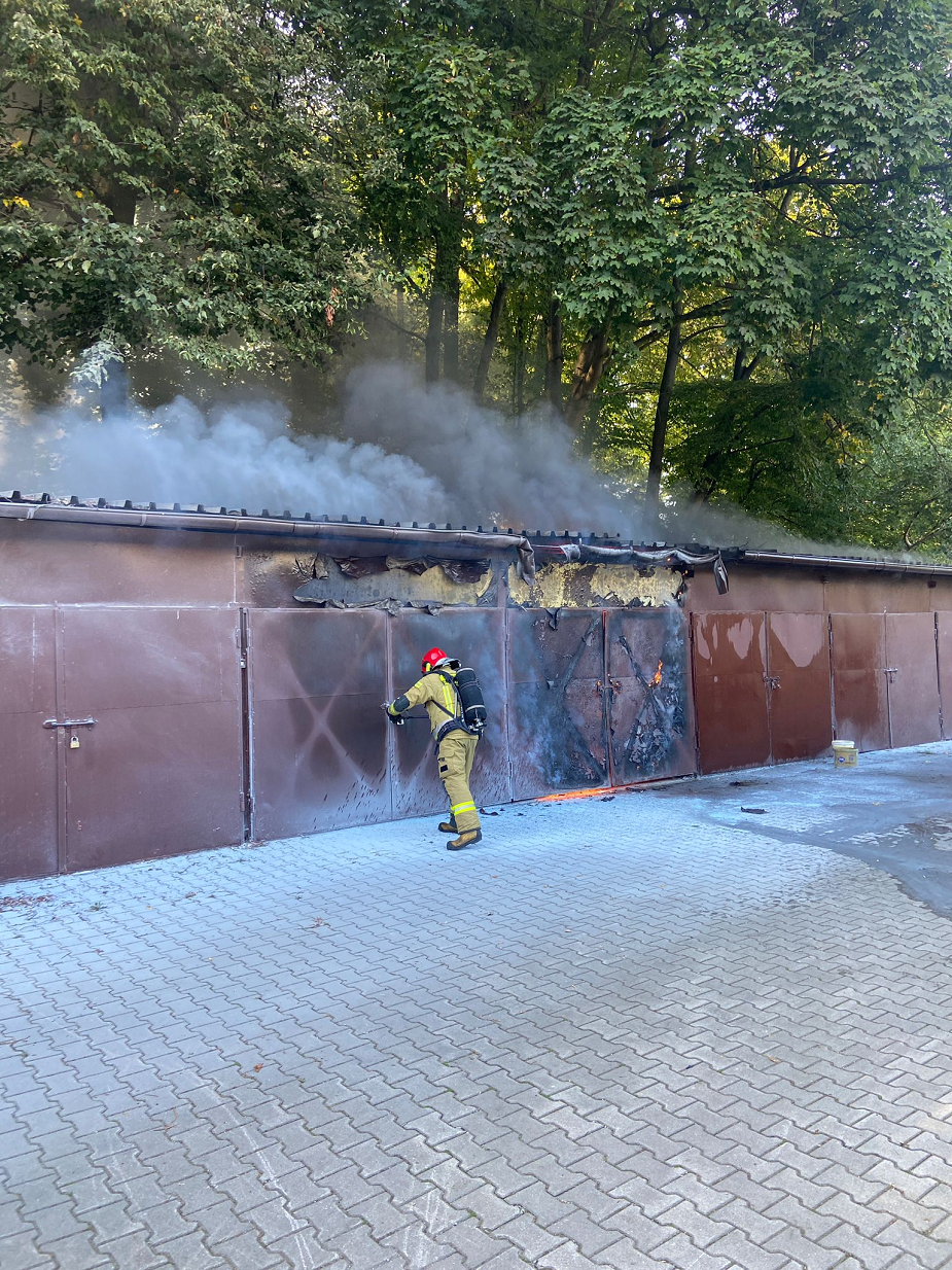 Pożar pomieszczeń magazynowych przy ul. Wojciecha. Interweniowało 6 zastępów!