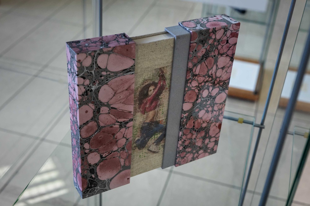 "Oceń książkę po okładce!" Przegląd prac artystycznych w Katowicach