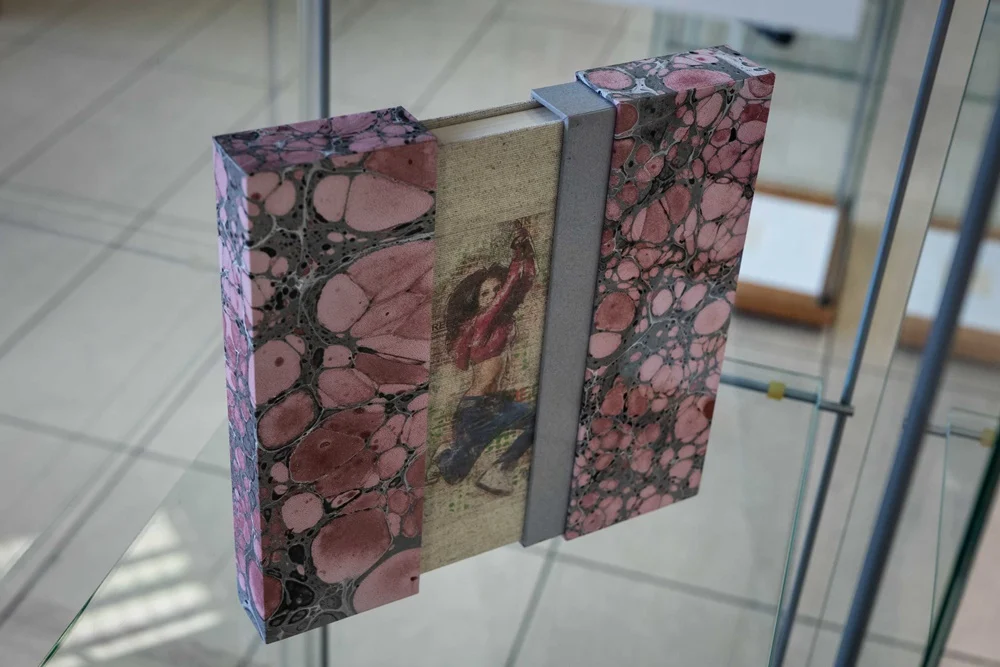 "Oceń książkę po okładce!" Przegląd prac artystycznych w Katowicach