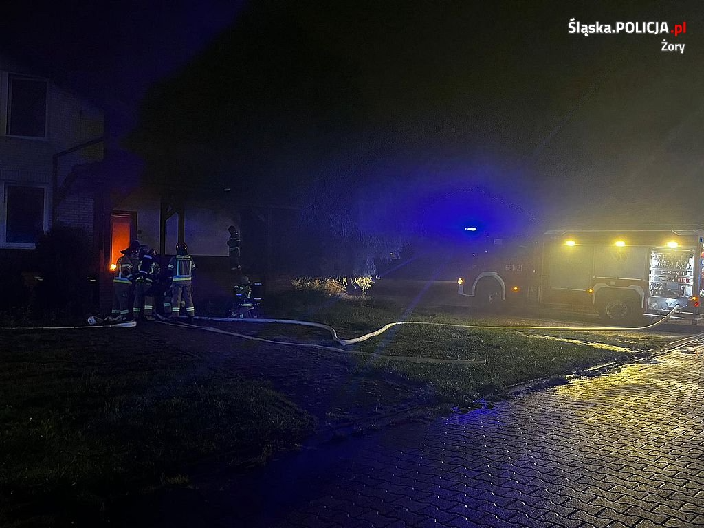 Pożar pustostanu przy al. Zjednoczonej Europy. Policjanci uratowali dwóch mężczyzn