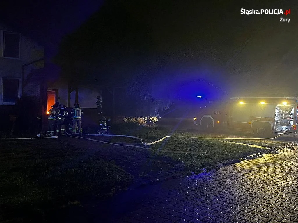 Pożar pustostanu przy al. Zjednoczonej Europy. Policjanci uratowali dwóch mężczyzn