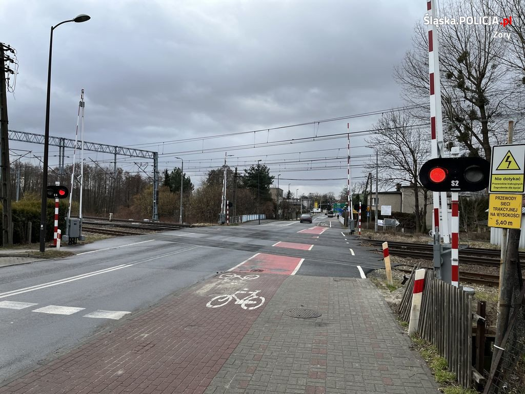 Przejechał przez przejazd kolejowy na czerwonym świetle, bo jechały "aż dwa pociągi"