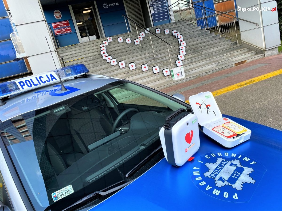 Defibrylatory AED już we wszystkich komendach Policji województwa śląskiego