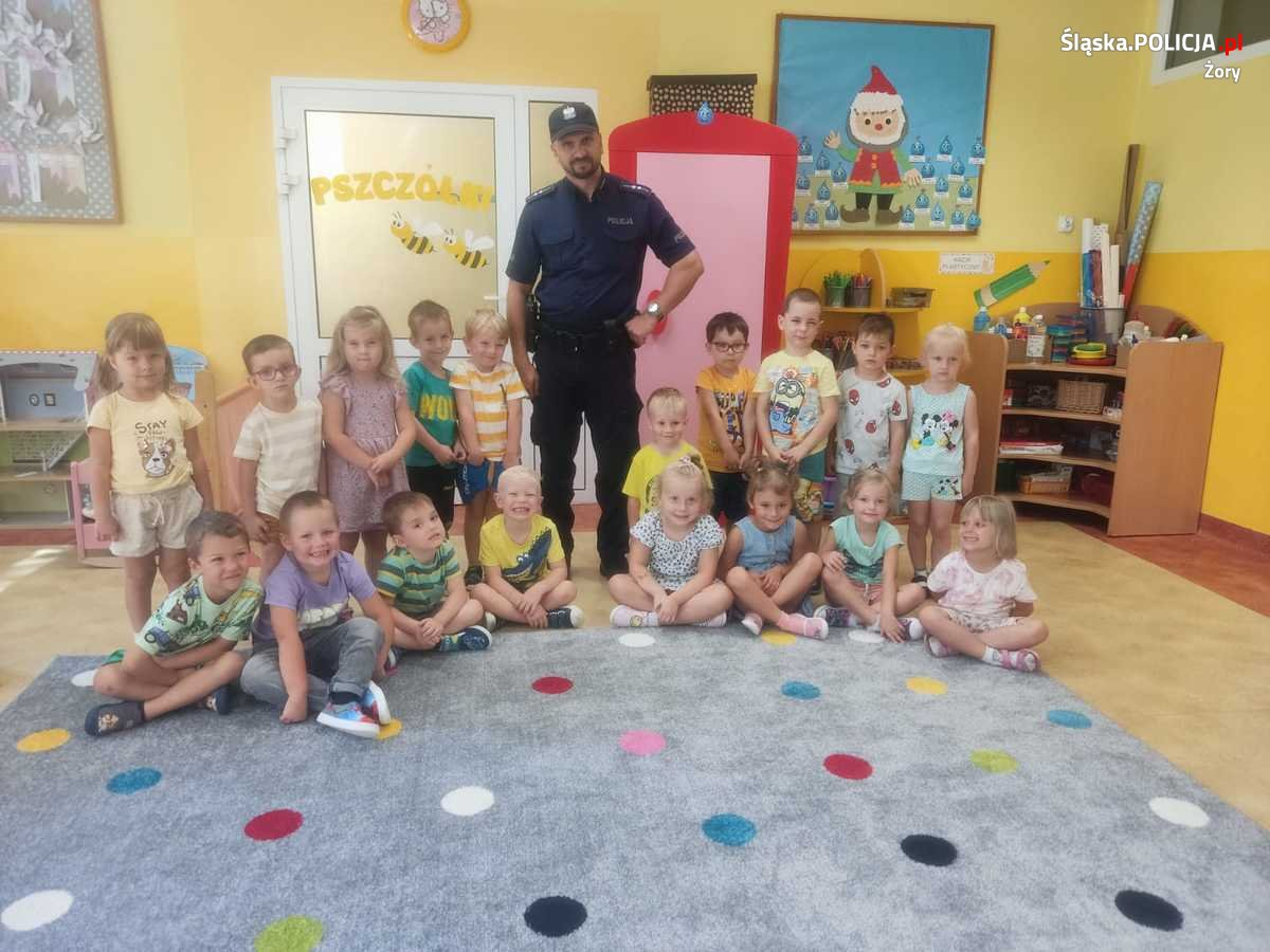 Policjanci dbają, aby droga do szkoły była bezpieczna