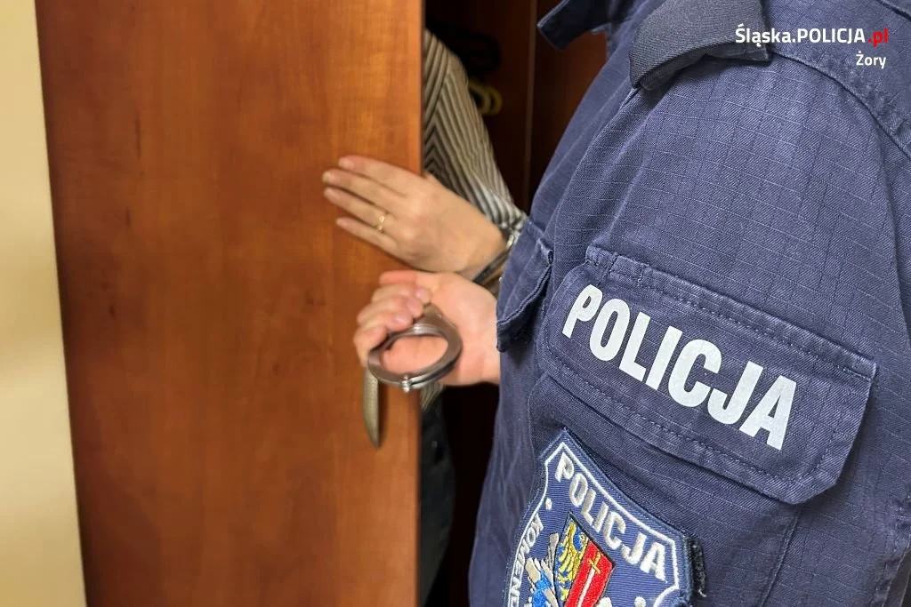 23-latka poszukiwana listem gończym schowała się w... szafie