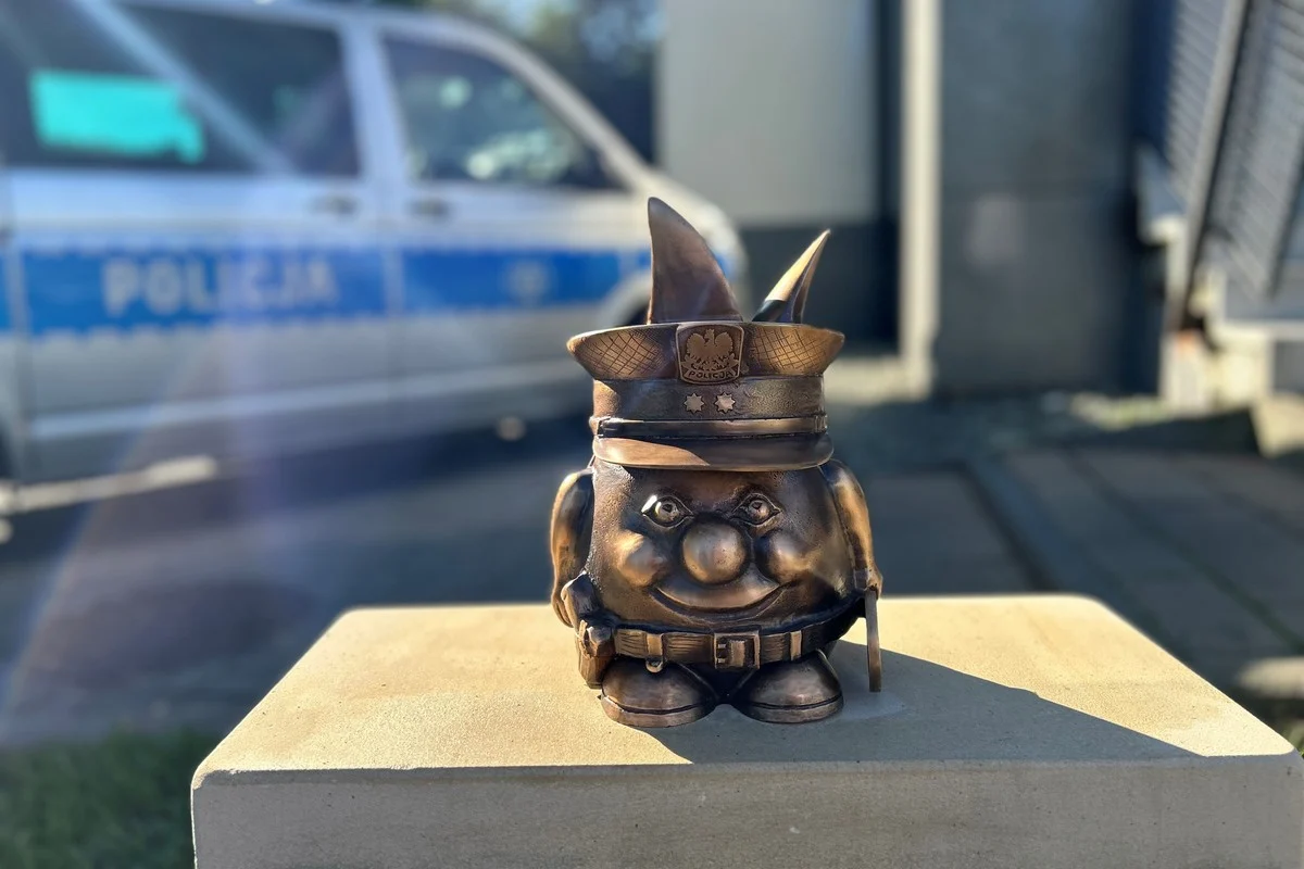 Nowy Żorek przed budynkiem żorskiej policji