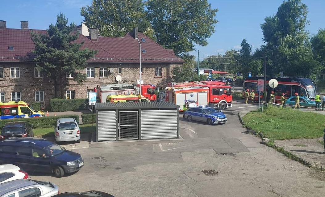Samochód osobowy zderzył się z tramwajem na ul. Nowej. Pięć osób poszkodowanych!