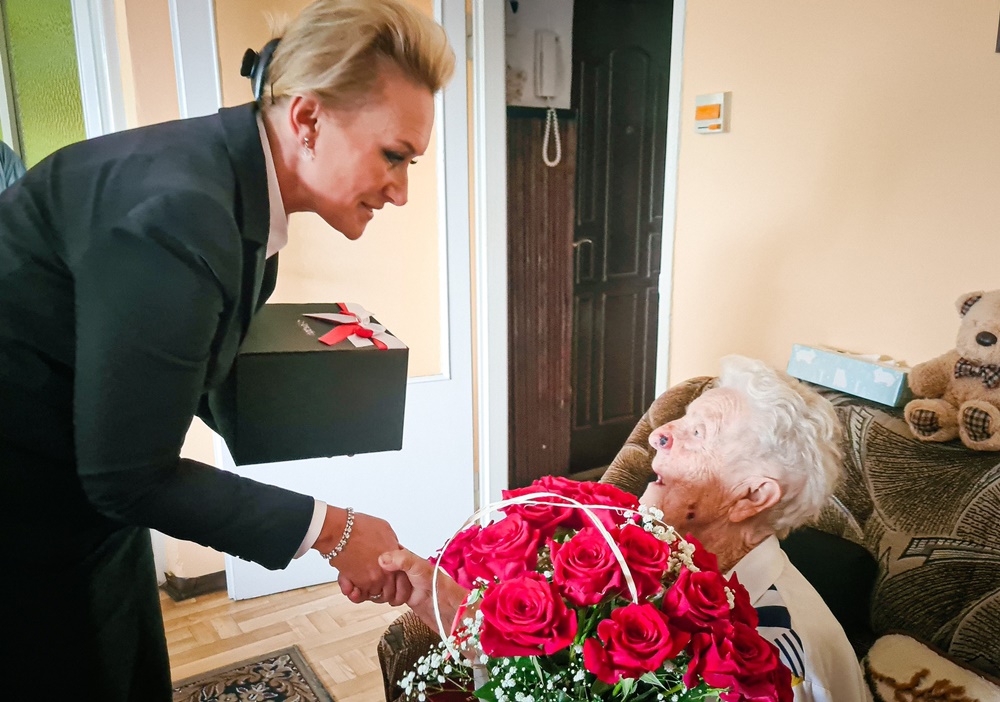 Prezydent Chorzowa odwiedził mieszkankę, która obchodziła setne urodziny!
