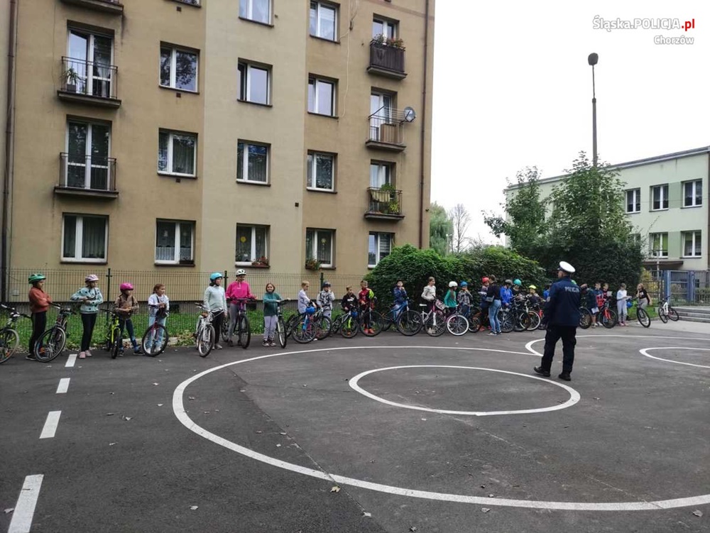 "Bezpieczna droga do szkoły" w Chorzowie. Akcja profilaktyczna z udziałem policjantów