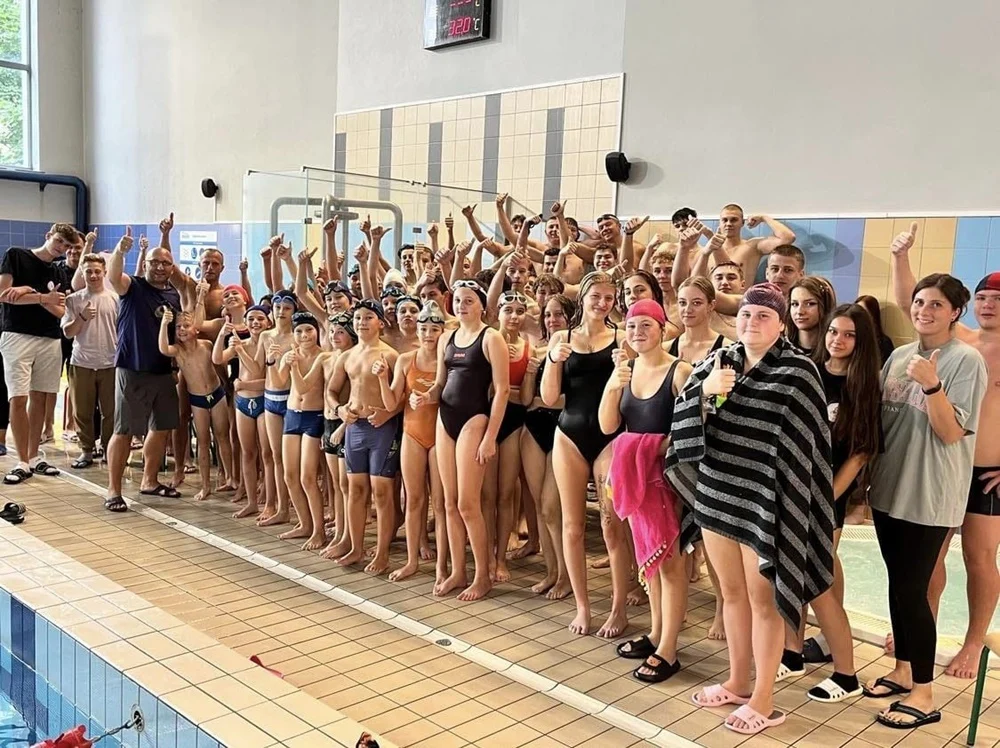 75 km z okazji 75-lecia I LO w Świętochłowicach. Pływackie zmagania uczniów