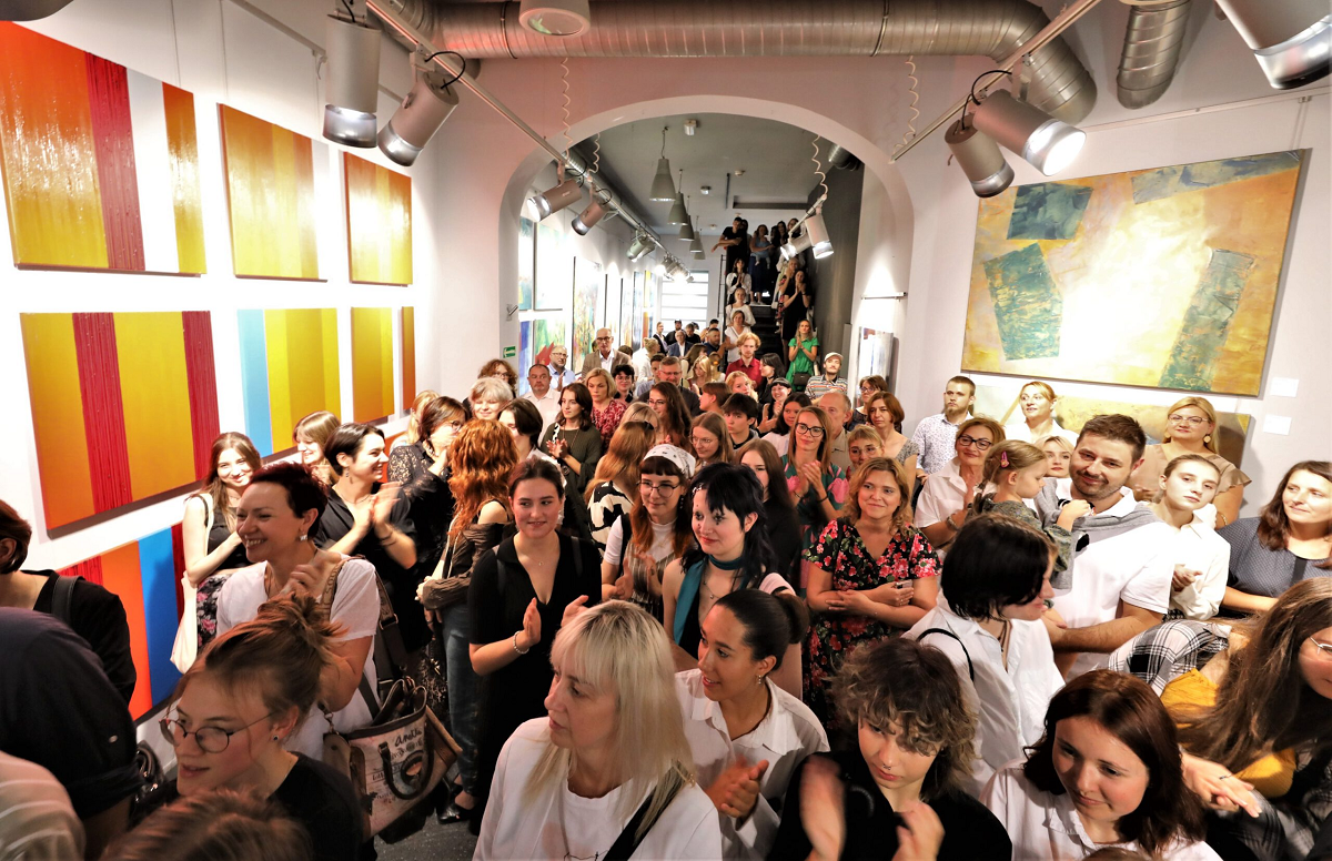 Pedagodzy z "Plastyka" zaprezentowali swoje prace na wystawie "Pięć lat razem"