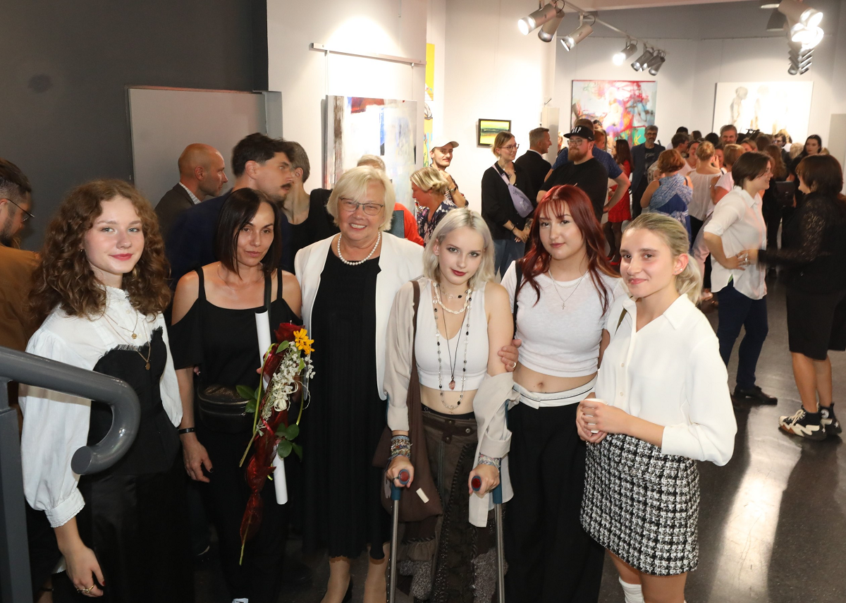 Pedagodzy z "Plastyka" zaprezentowali swoje prace na wystawie "Pięć lat razem"