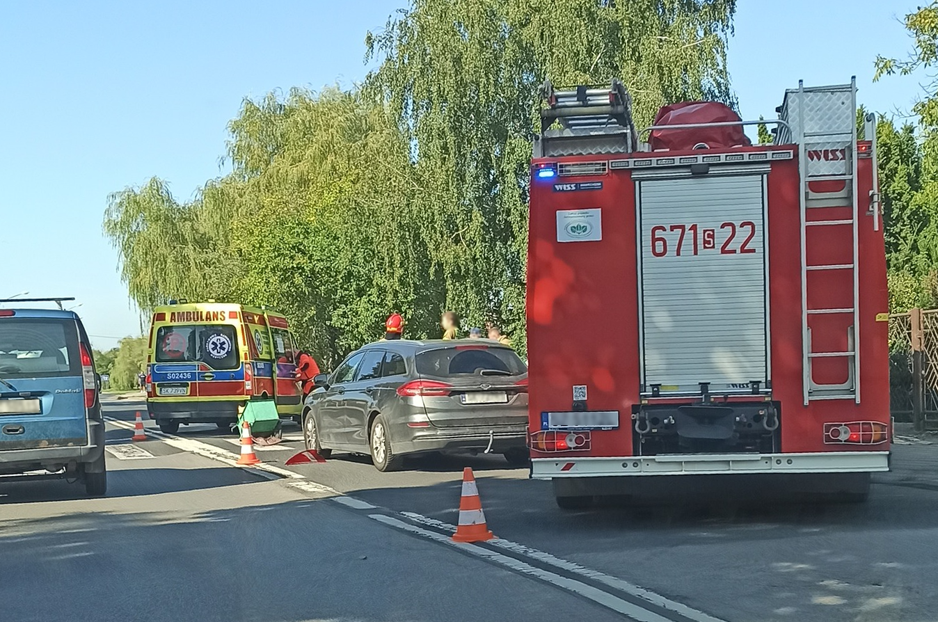 Wypadek na ul. Gdańskiej. W wyniku zderzenia dwóch pojazdów doszło do potrącenia pieszego