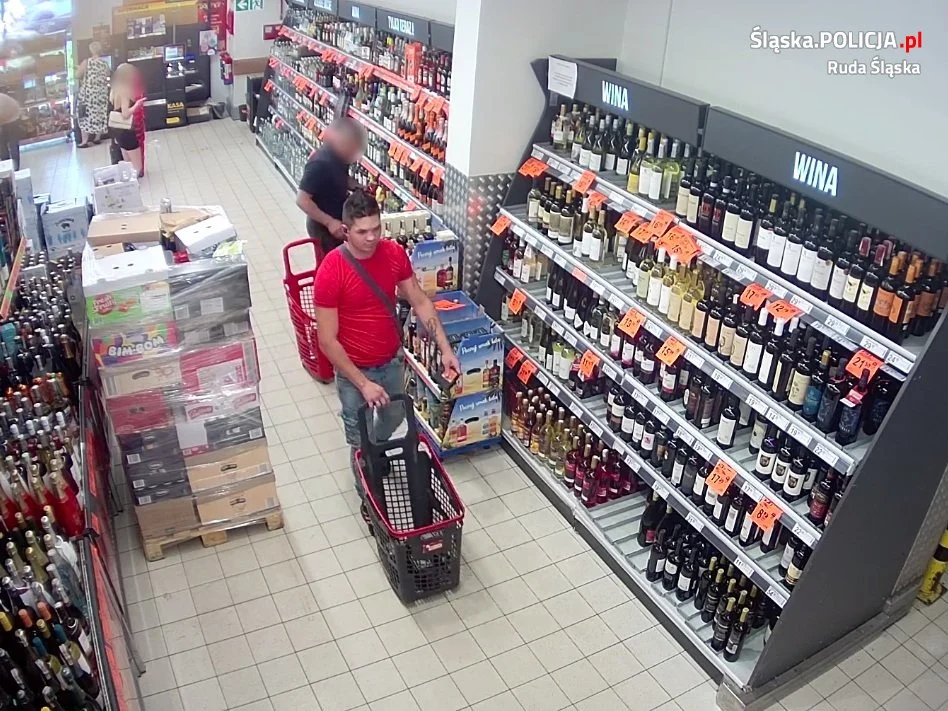 Kradzież w Biedronce przy ulicy K. Goduli. Policja poszukuje tych mężczyzn