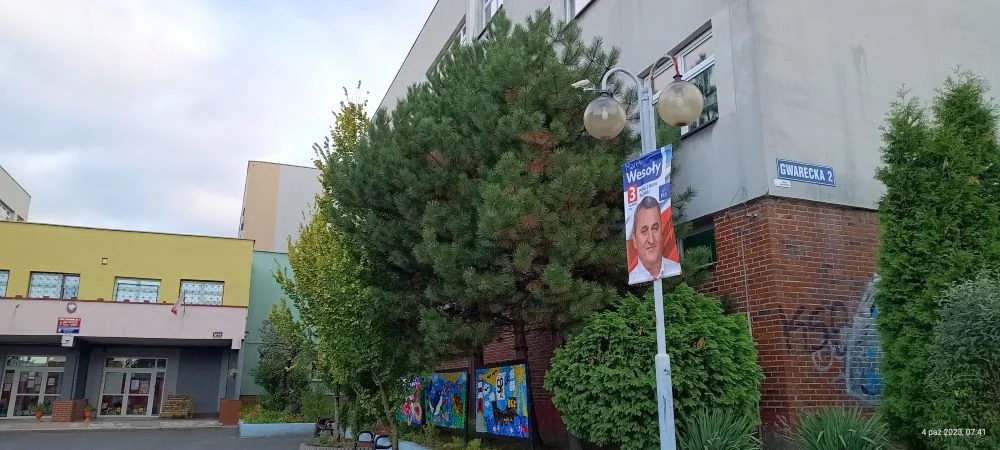 Agitacja polityczna tuż przy szkole. Czy to dozwolone?