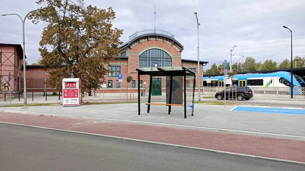 Przed dworcem w Chebziu po nowemu