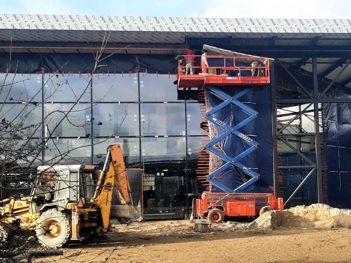 Czy do korzystania z wynajętych podnośników trzeba mieć specjalne uprawnienia? Sprawdzamy!