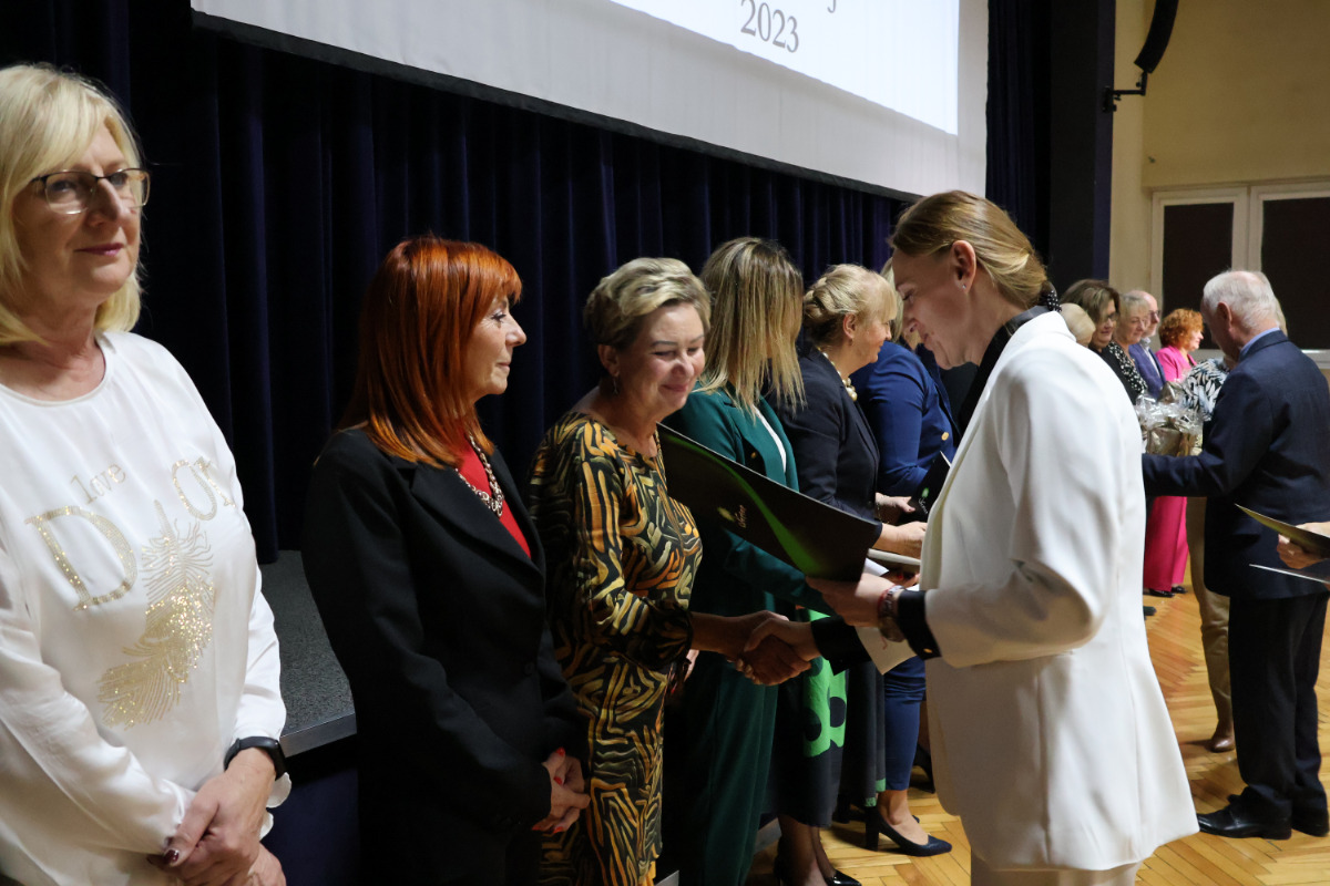 Nagrody dla dyrektorów i nauczycieli orzeskich szkół oraz przedszkoli rozdane