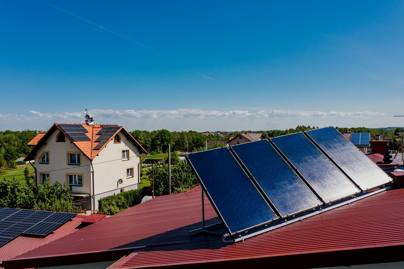 Kolektory słoneczne w instalacji grzewczej – co warto wiedzieć?