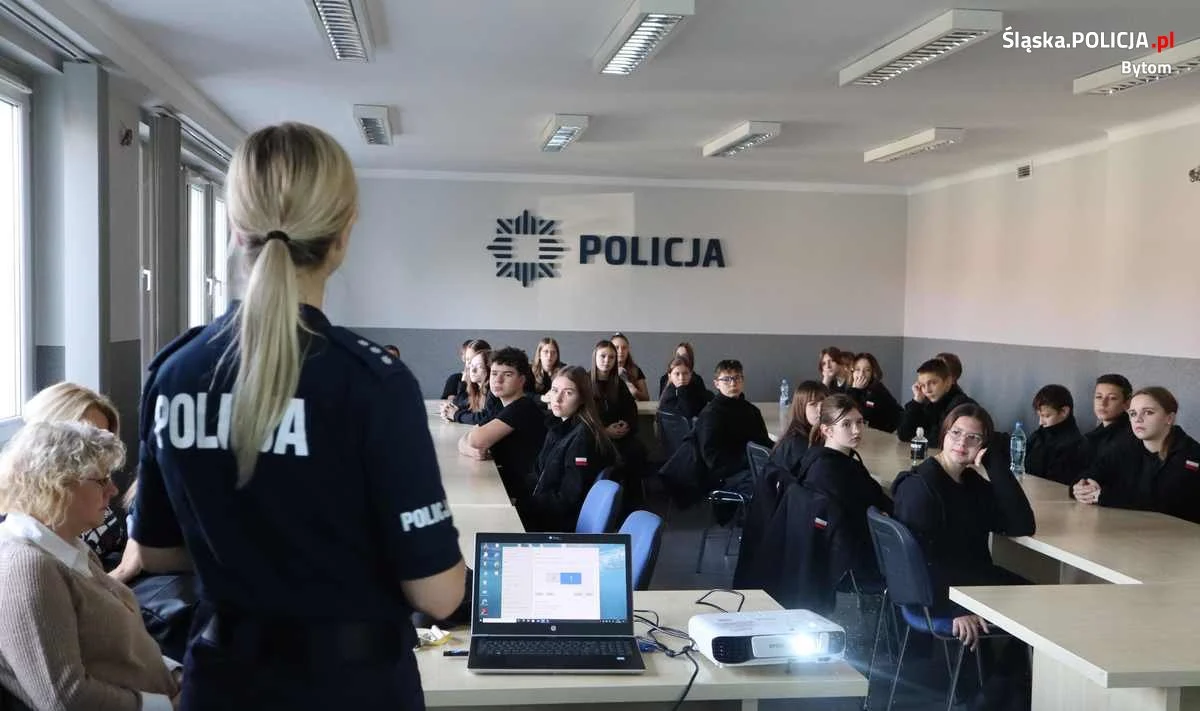 Policjanci spotkali się z młodzieżą z klasy mundurowej