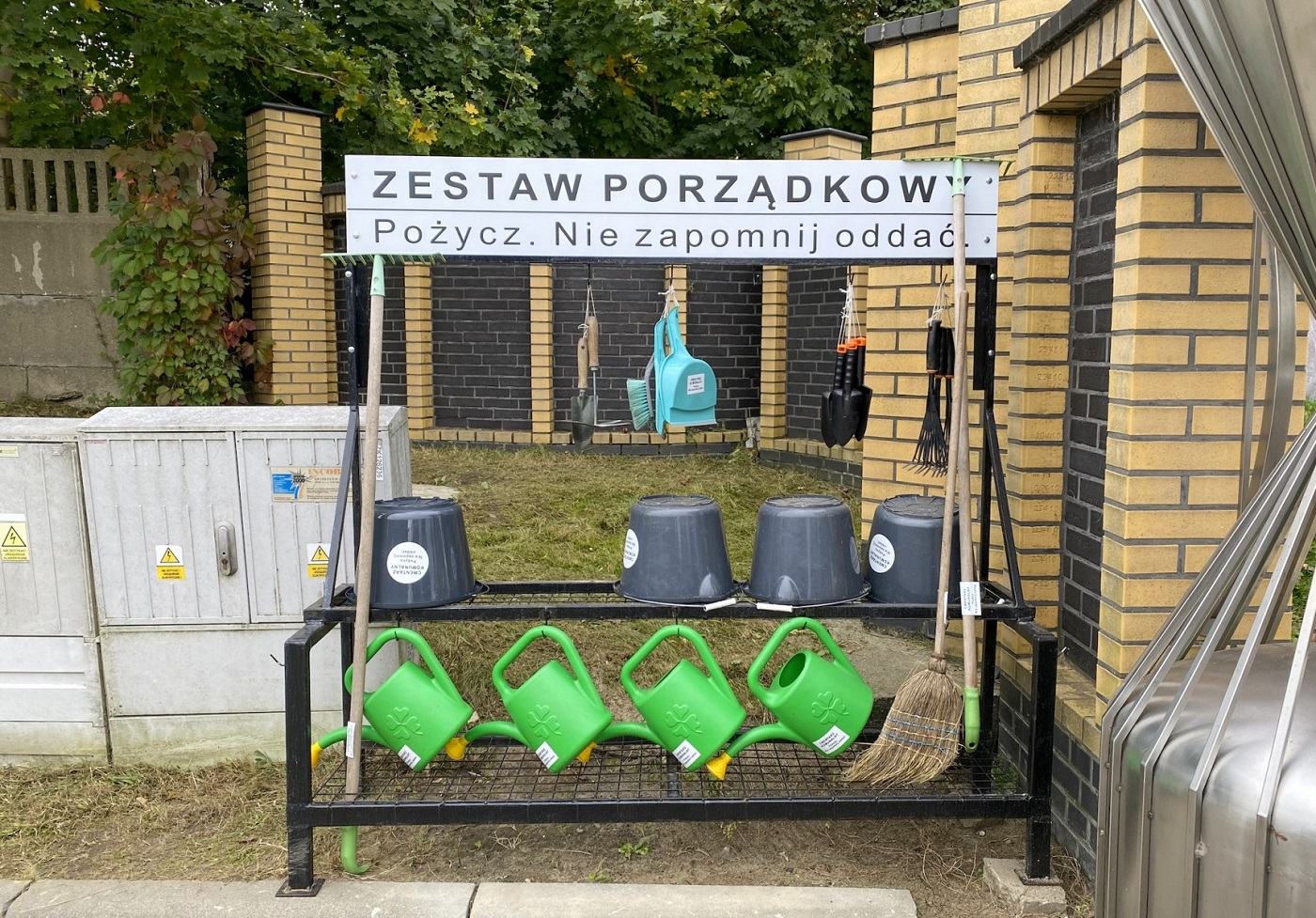 Na cmentarzu komunalnym działa wypożyczalnia akcesoriów do prac porządkowych