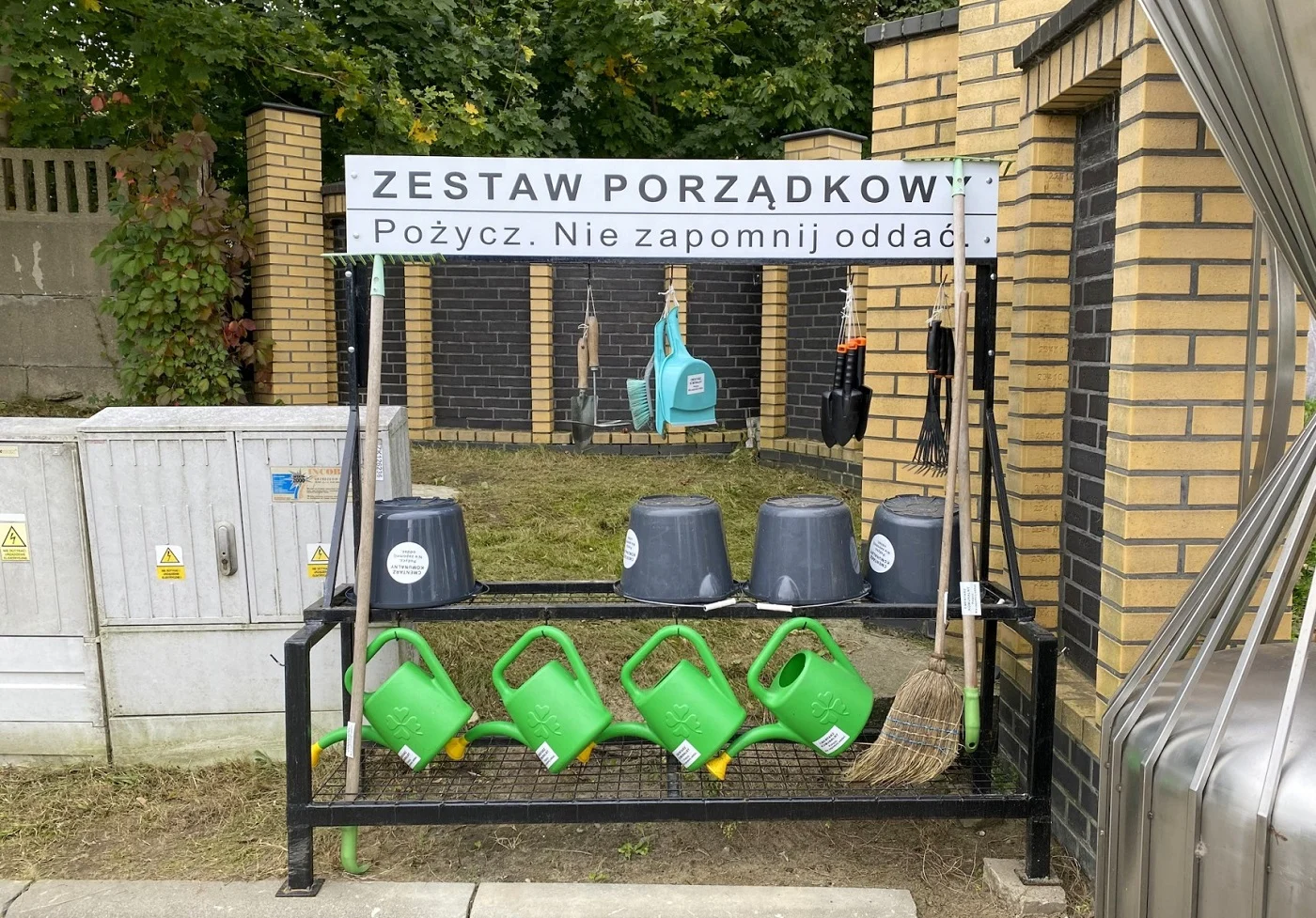 Na cmentarzu komunalnym działa wypożyczalnia akcesoriów do prac porządkowych