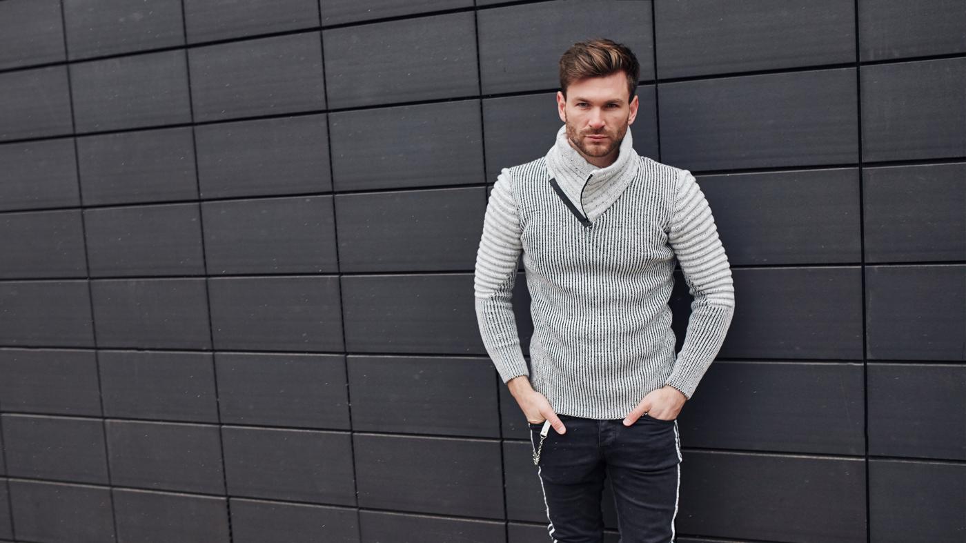 Najmodniejsze swetry męskie na jesień i zimę – golf, polo czy z dekoltem w serek?