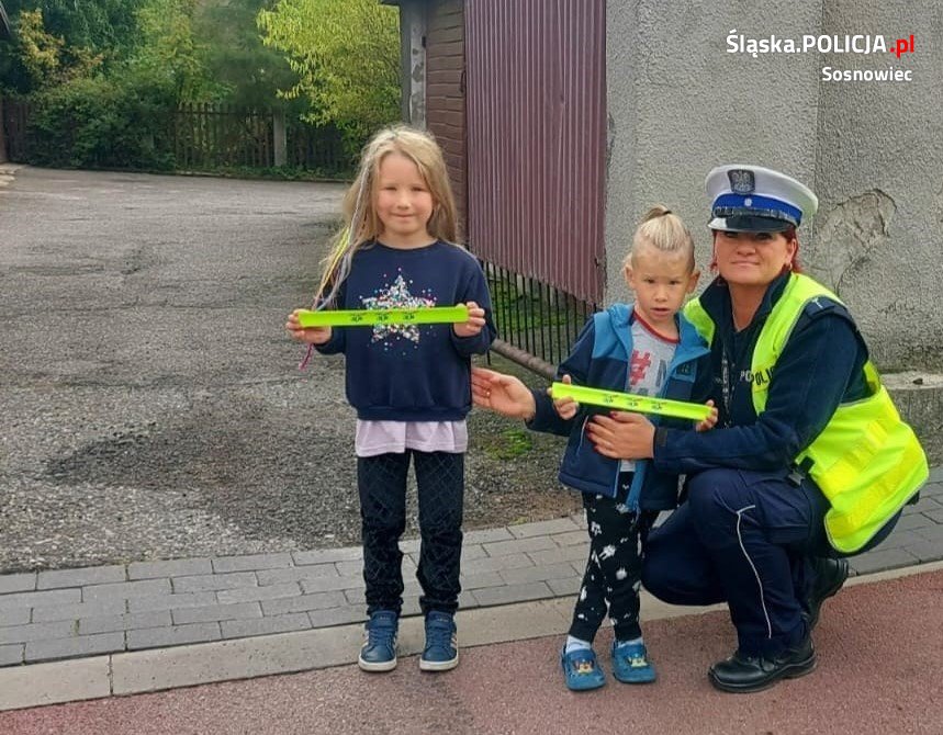 Akcja "Świeć Przykładem" na sosnowieckich ulicach. Policjanci rozdawali odblaski