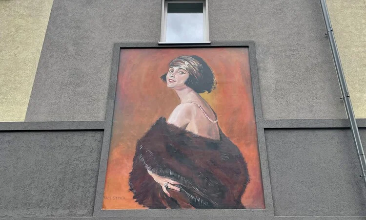 Mural z Polą Negri na ul. Kołłątaja w Sosnowcu