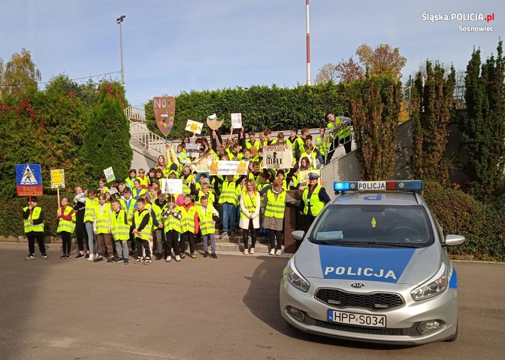 Szkolny "Marsz Bezpieczeństwa" z udziałem sosnowieckich policjantów