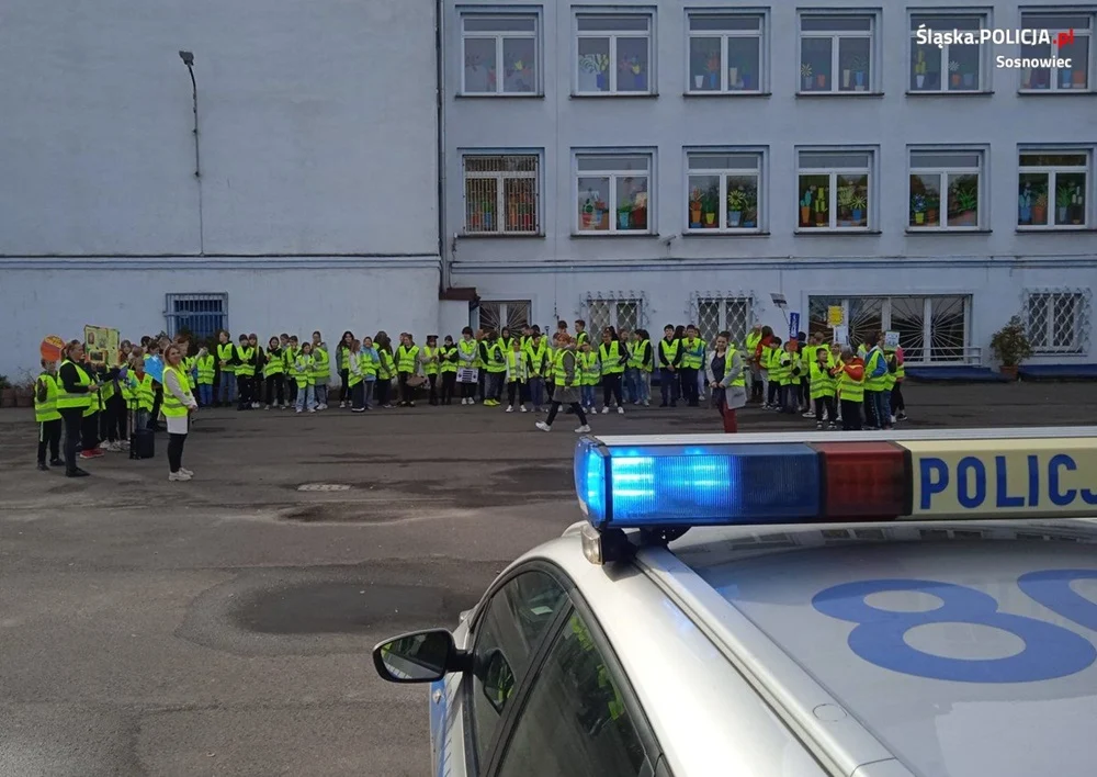 Szkolny "Marsz Bezpieczeństwa" z udziałem sosnowieckich policjantów