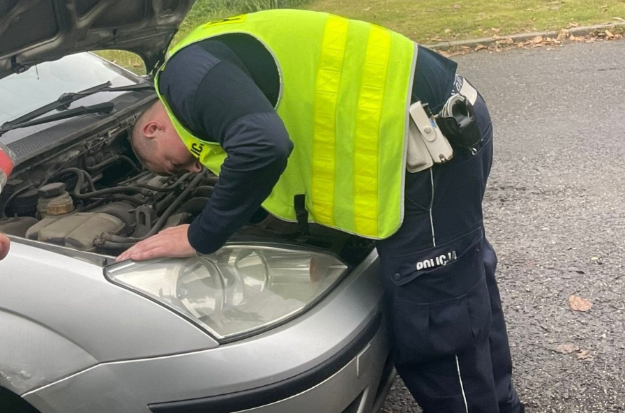Policjanci z Sosnowca pomogli 60-latce za kierownicą. Mundurowi naprawili usterkę!