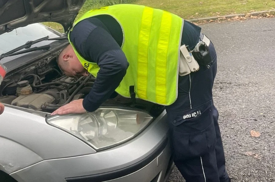 Policjanci z Sosnowca pomogli 60-latce za kierownicą. Mundurowi naprawili usterkę!