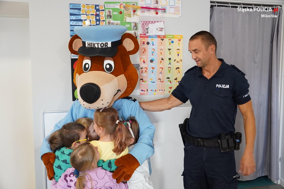 Policyjni profilaktycy w Terapeutycznym Punkcie Przedszkolnym "Wyjątkowa Kraina"