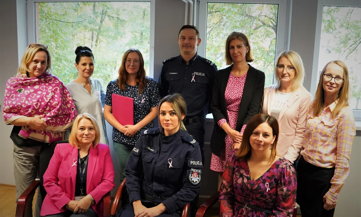Mikołowska Policja w kampanii "Różowy Mikołów 2023"