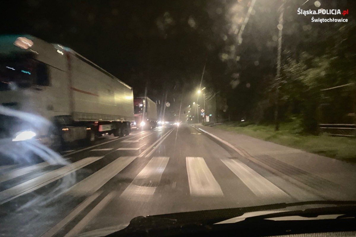 Deszczowa pogoda to śliska nawierzchnia. Zdejmij nogę z gazu!