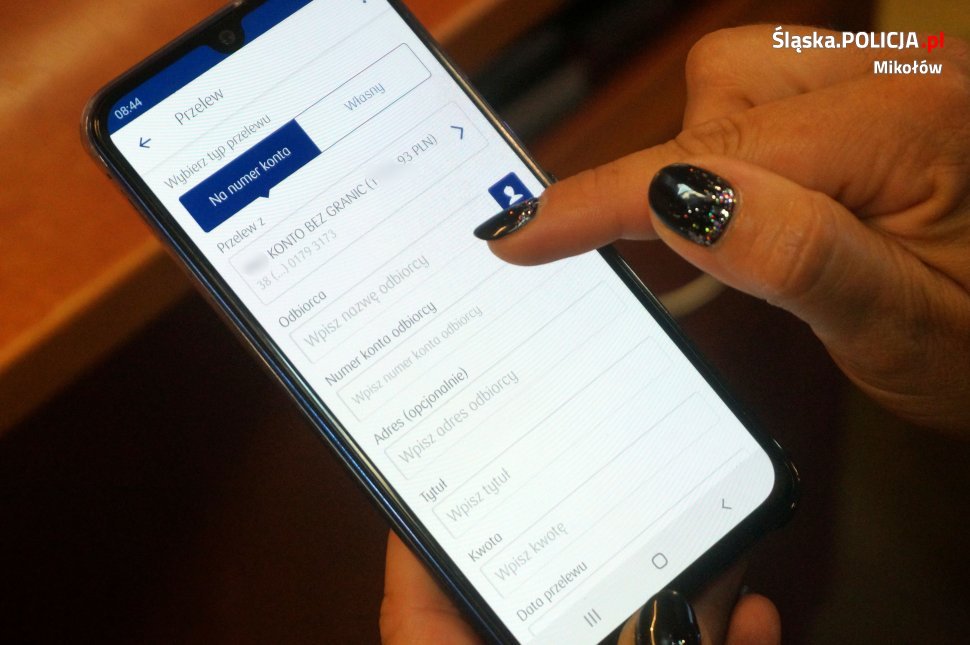 Mikołów: Podała "wujkowi" kody BLIK i straciła 800 złotych!
