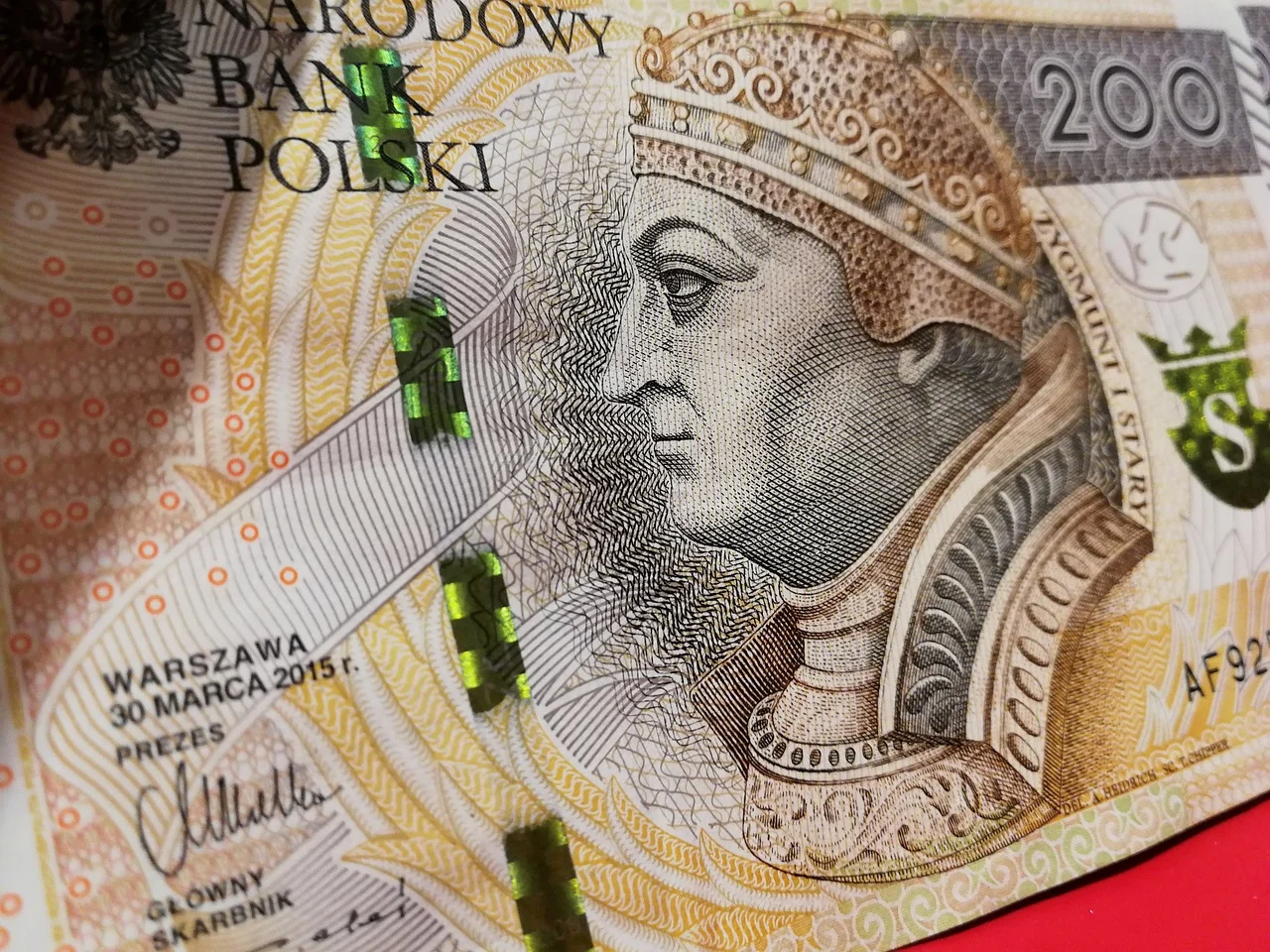 Prowadził samochód bez uprawnień. Próbował wręczyć policjantom łapówkę!